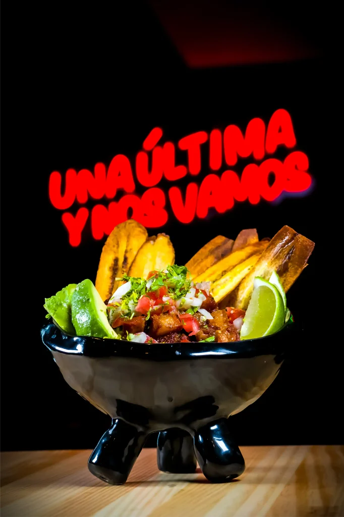Chicharon con aguacate y platano