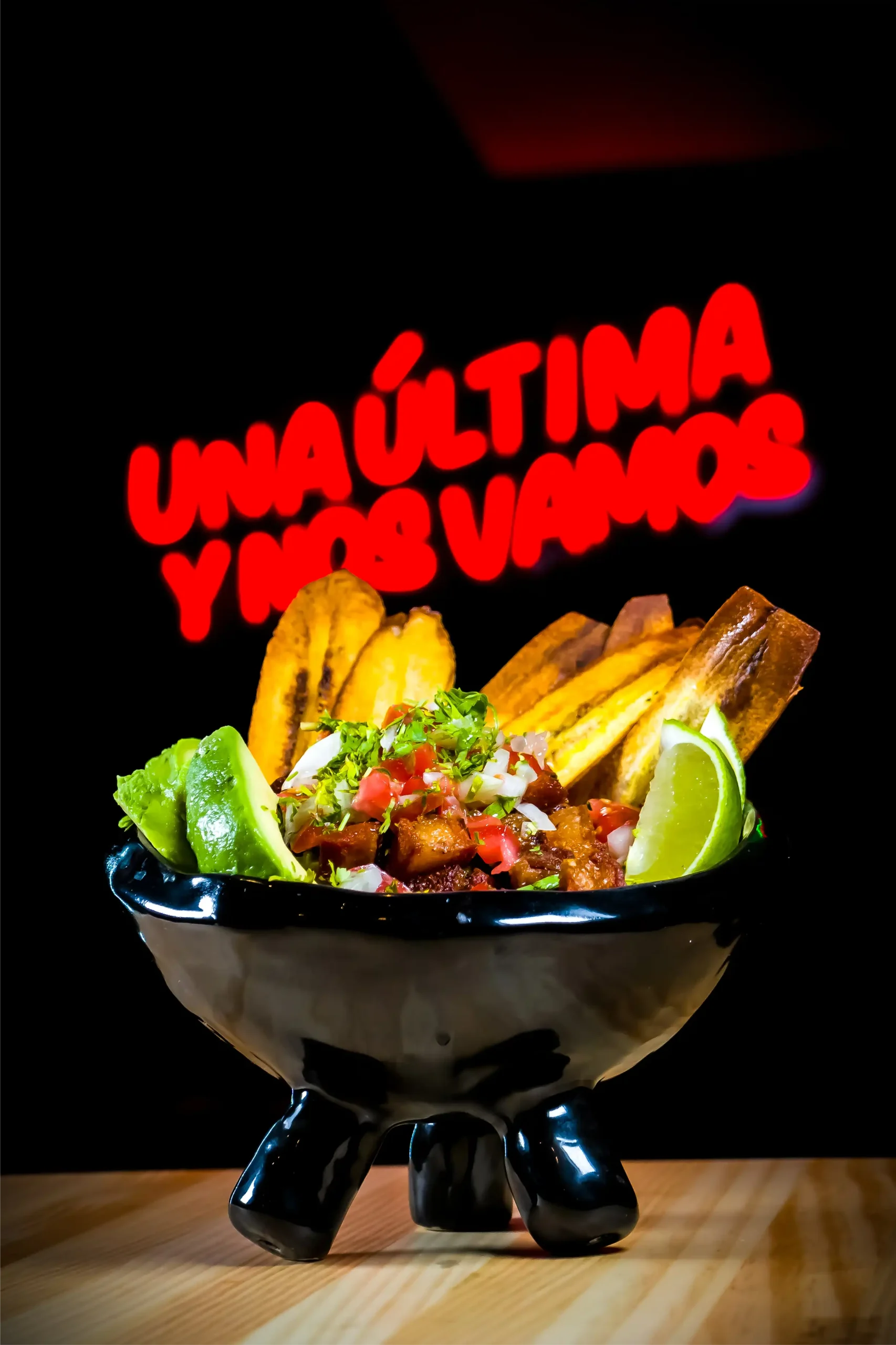 Chicharon con aguacate y platano